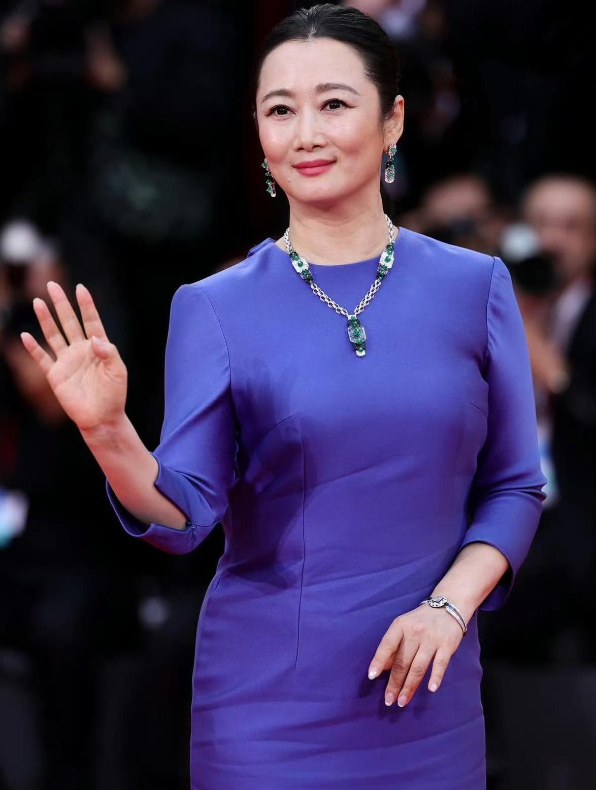 她是比刘亦菲还牛的国际影后，刘亦菲在她旁边都得当陪衬！她拍杂志封面更是妥妥的c位