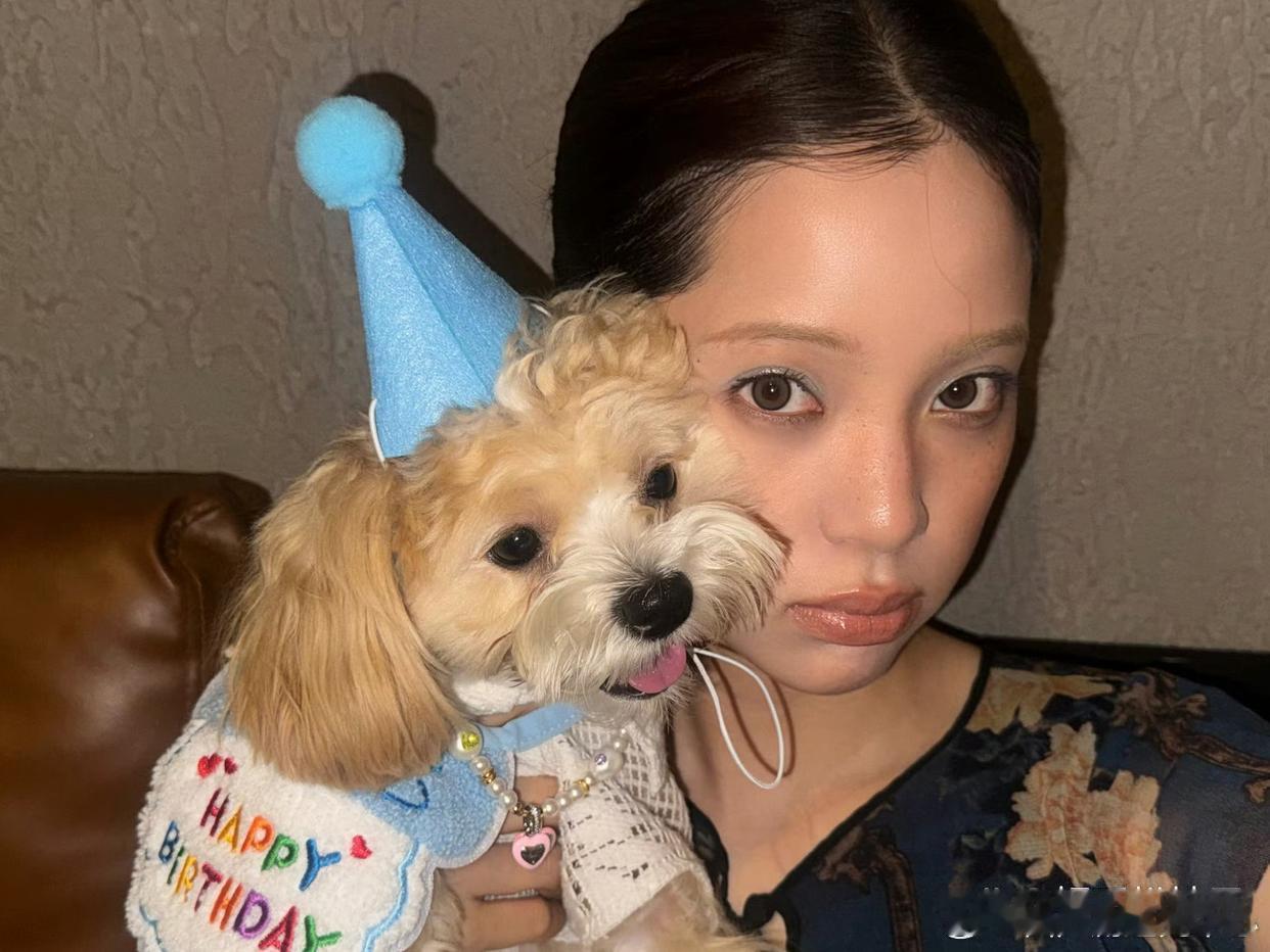 1.许嵩很喜欢逛街购物，恋情也是在商场拍到被曝光的，在街上即便全副武装也会被铁粉