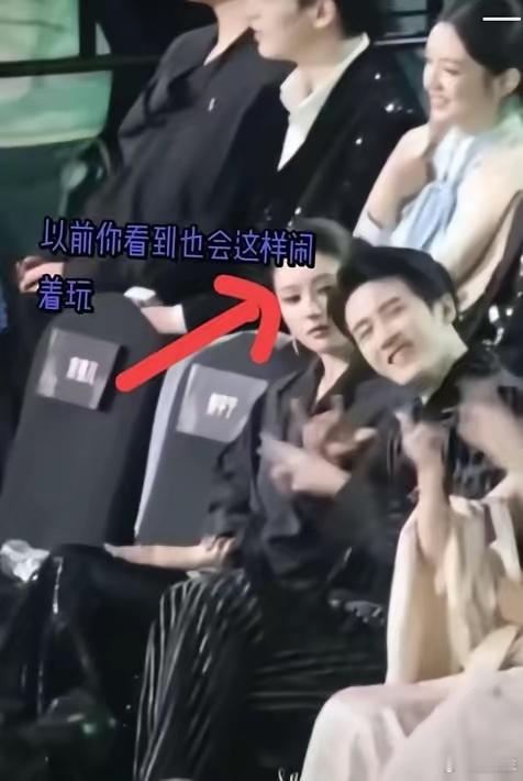 赵露思突然不笑了——但她的团队在后台鼓掌。你看见她低头抿嘴，檀健次在旁边大笑。这