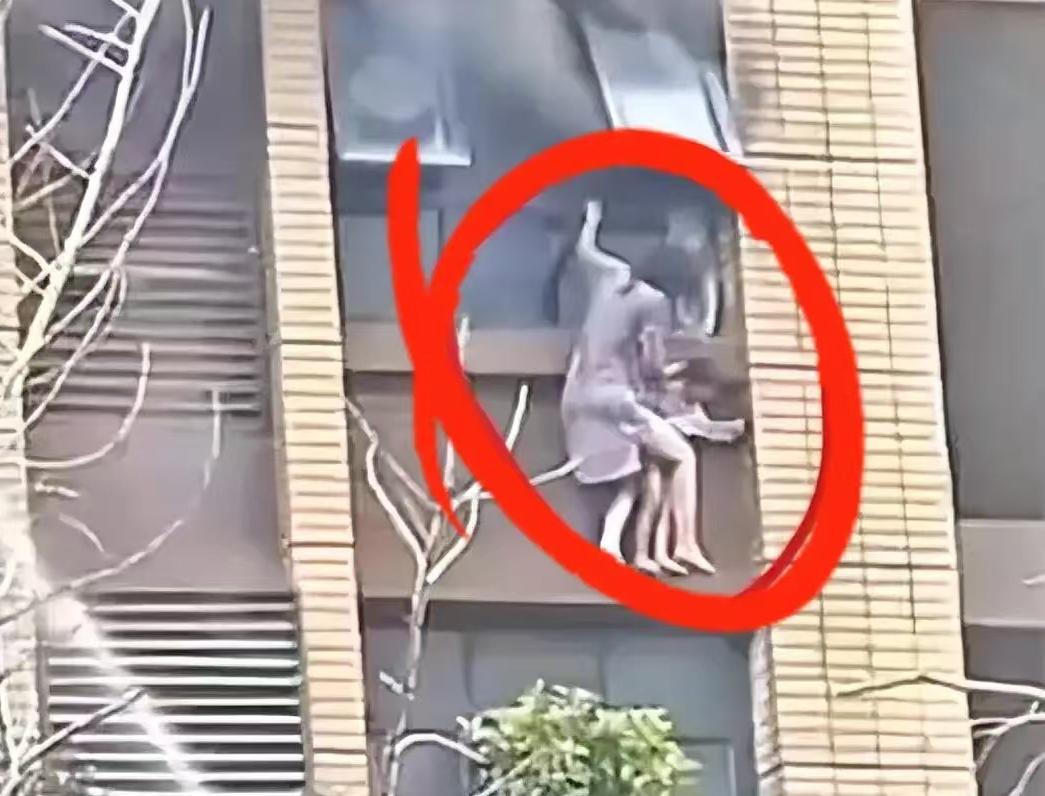 江苏连云港坠楼母女最新消息：3岁女儿身亡，42岁母亲还在重症监护室，不是网传