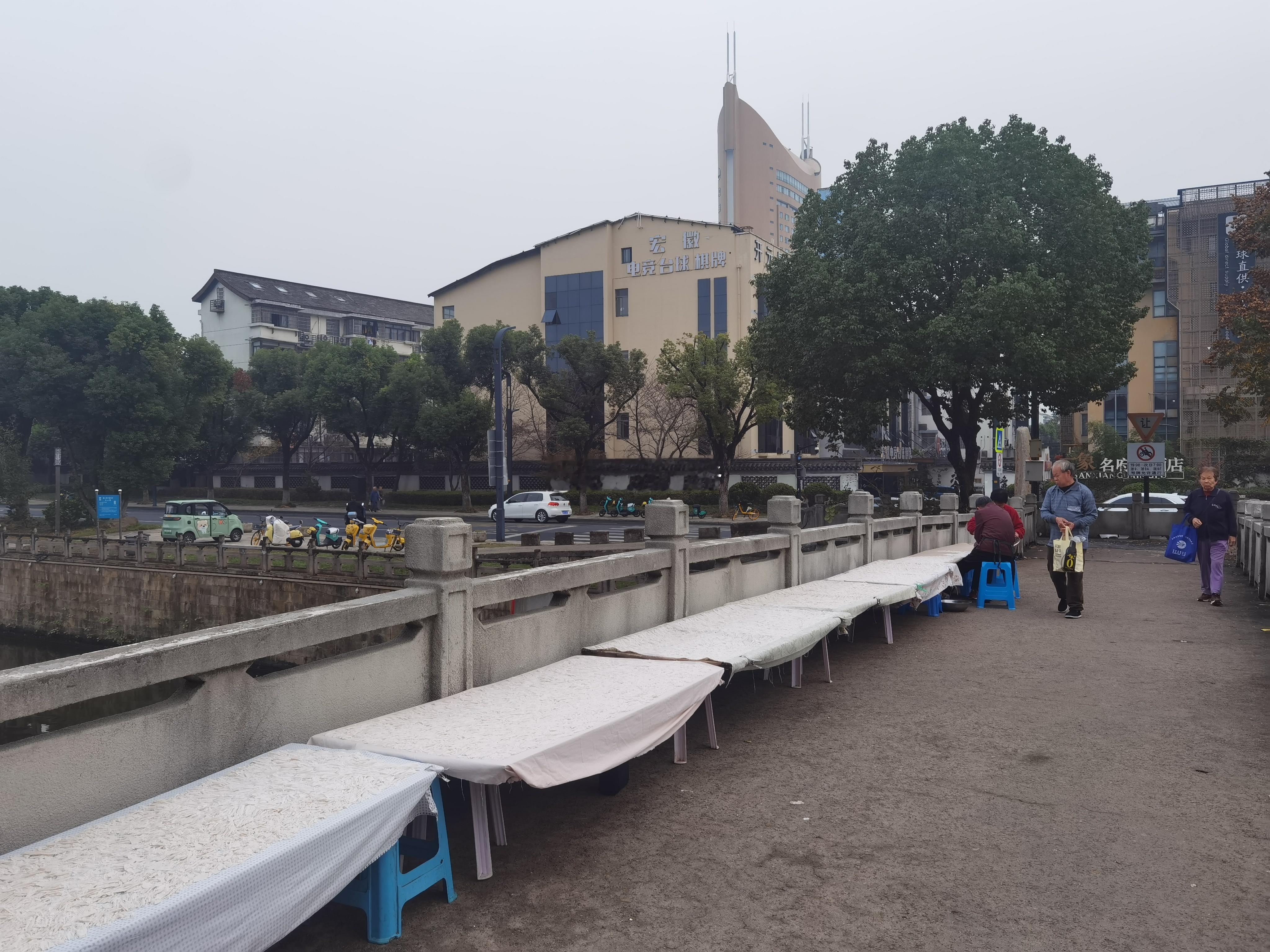 绍兴街头，晒藕粉的老人。​​​