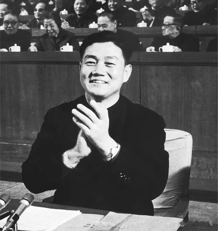 1978年，共青团中央第一书记韩英（前）在共青团中央会主席台上的照片。韩英是山西
