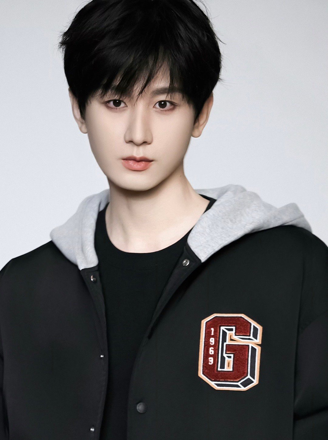 哈？顶流两家怎么了？两位都是优秀演员和气生财啊成毅穿上短裤了肖战品质盛典红毯画面