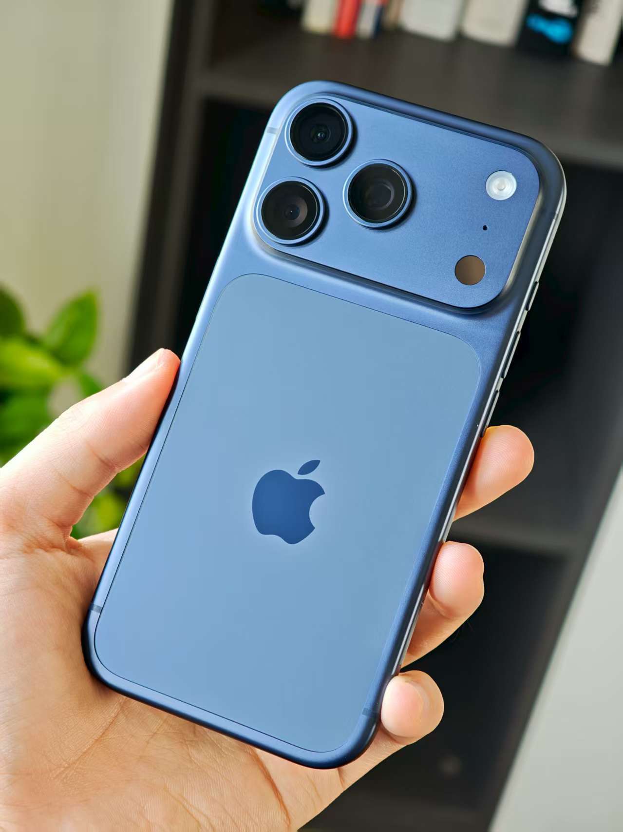 草，刚拿到的iPhone17Pro不香了，刷到网友在PDD买iPhone17便