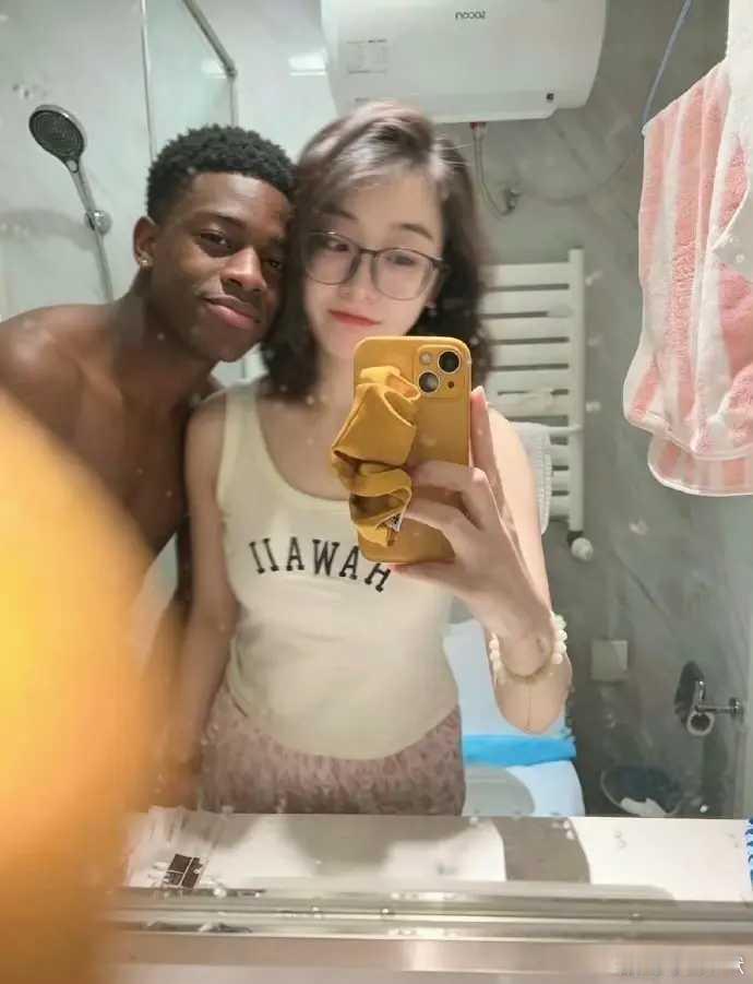 这个女生长得确实挺好看的，只是有点可惜找了一个外国男友，国内又要多一个痴情人了。