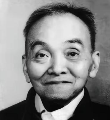 1949年春，上海提篮桥监狱刑场上，范纪曼的镣铐在晨雾中叮当作响。当看守举枪瞄准