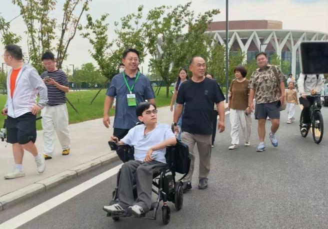 父亲陪着残疾儿子来合肥上大学，学校得知情况后决定：给爸爸一份工作，给父子俩一个单