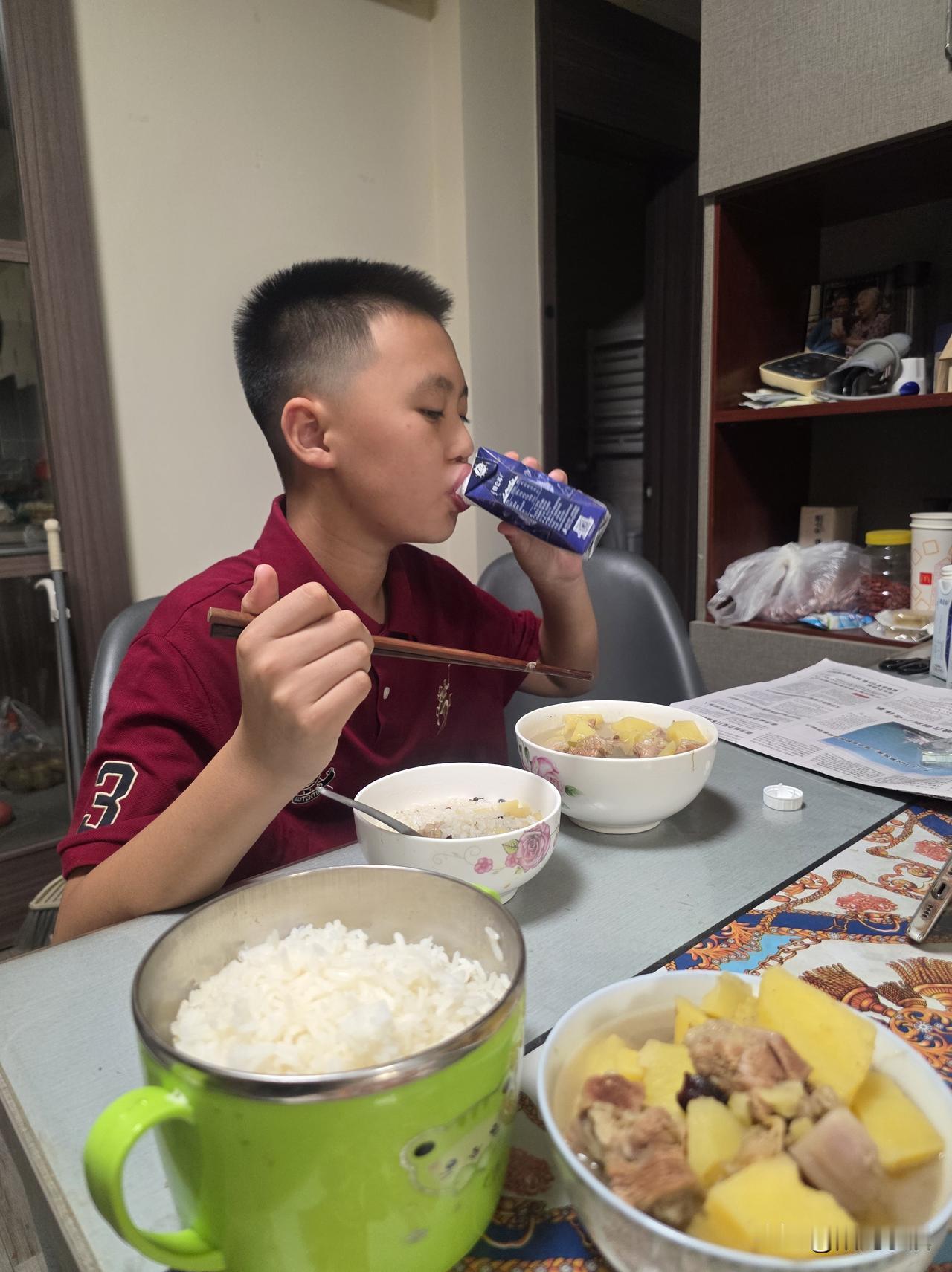 今晚土豆炖牛腩，外孙说很好吃……下午五点开始炖牛腩，炖到晚上七点，之后放入土