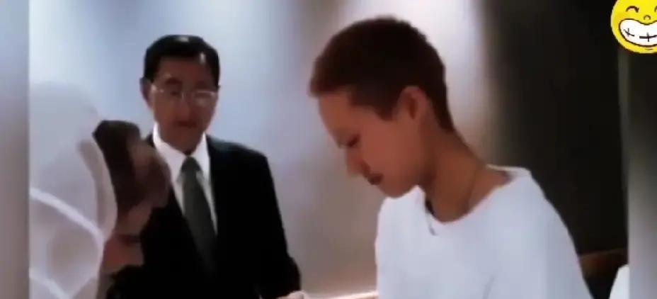 成龙一分钱没给女儿创业，吴卓林却在香港街头笑着散步。吴绮莉直播亲口澄清：成龙从