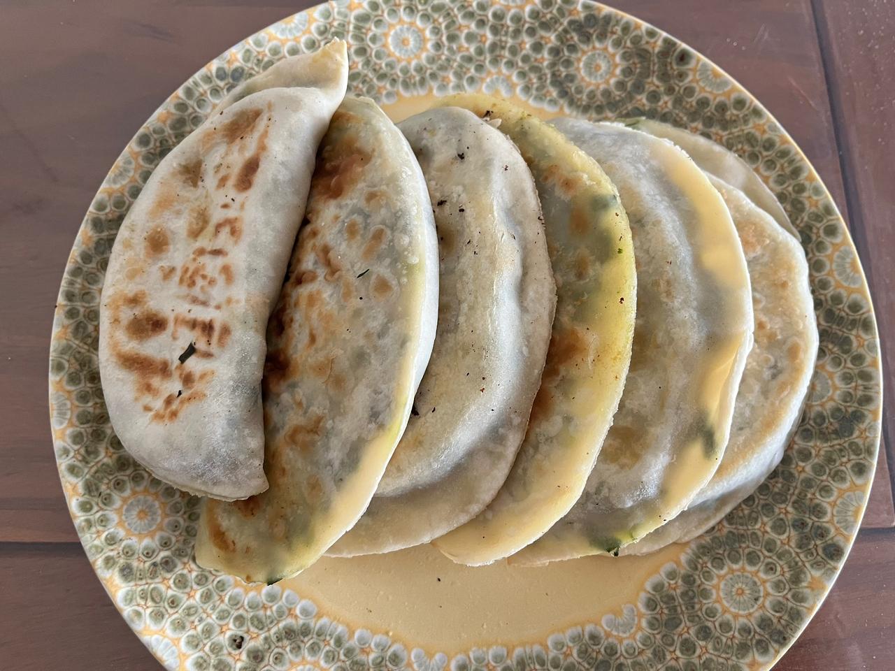 换个口味，韭菜鸡蛋哈饼，新鲜出炉，一顿吃四个[大笑]