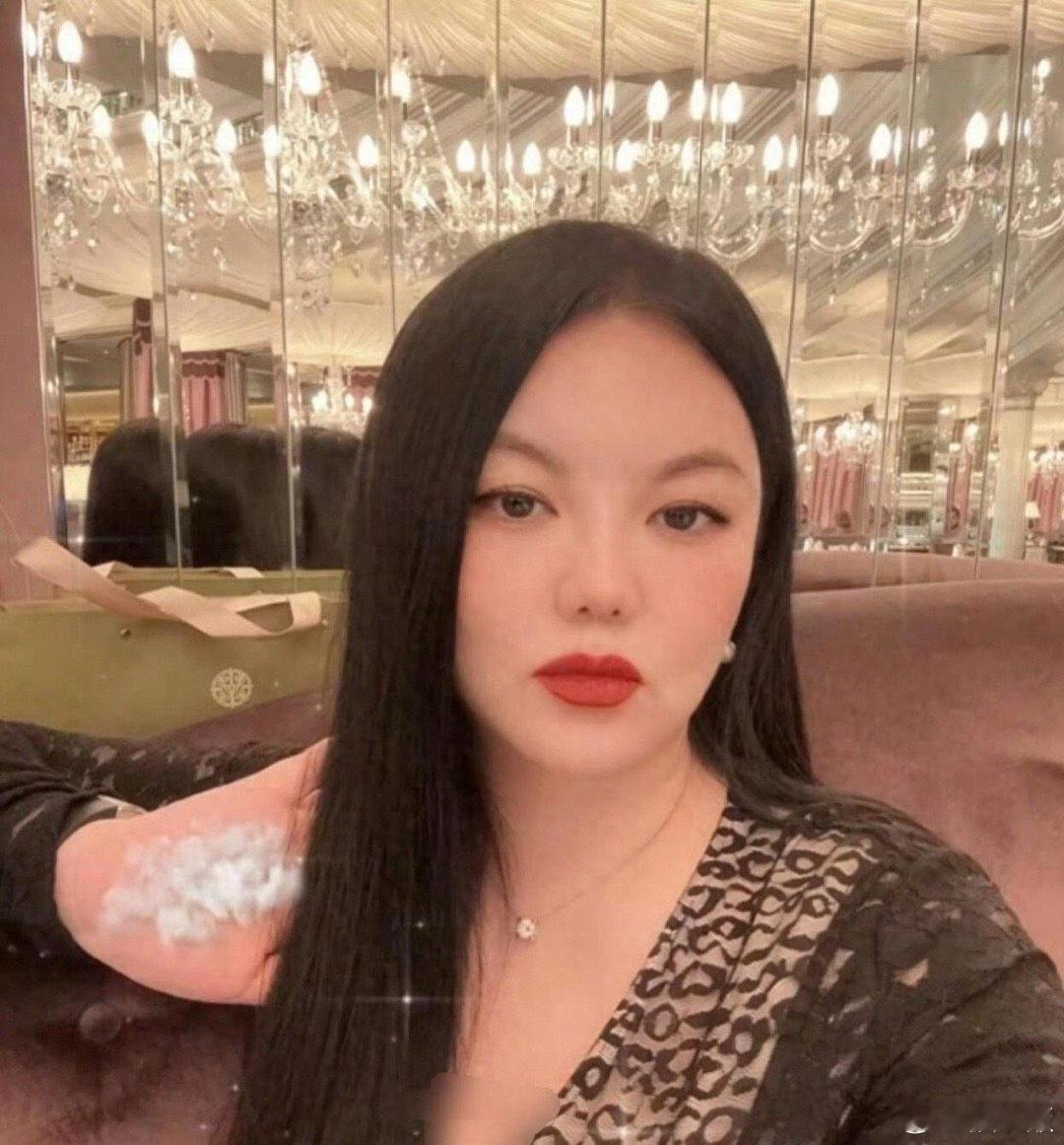 李湘回长沙娘家，随手晒了几张家里照片，网友全盯着她身后那个楼梯看傻眼