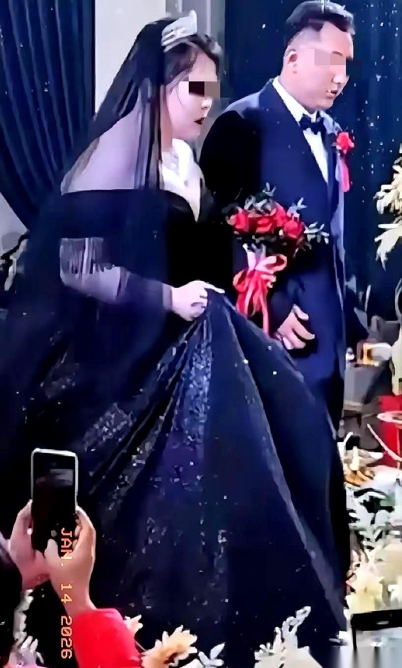 新娘穿着一身黑婚纱出场那一刻，婆婆的脸，当场就挂不住了。底下亲戚朋友交头接耳，