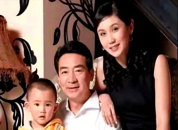 2003年49岁的寇振海向演员李婷表白，李婷拒绝的说：寇老师你比我大21岁，就算