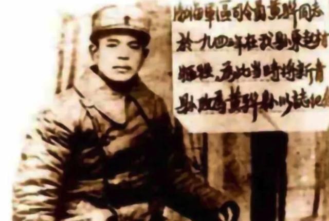 抗战中，八路军军区副司令黄骅正开会，手枪队长冯冠奎走进来，黄微笑示意对方坐下，不