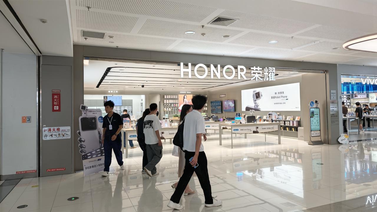 昨天陪朋友去荣耀售后换电池，结账时我都惊了——129块，免了服务费，就一个电池钱