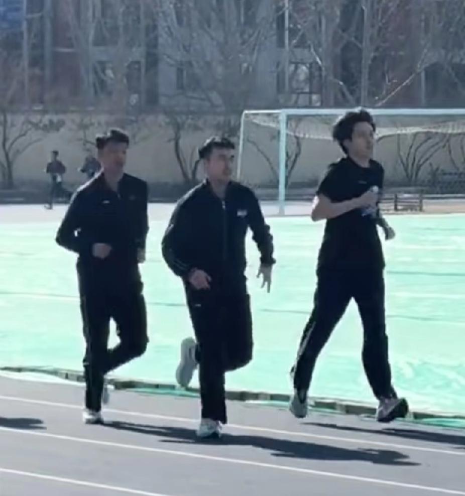 新春第一跑！大头这轻盈感，差点看成莎莎“附体”😂新春万米跑，国乒健儿的精