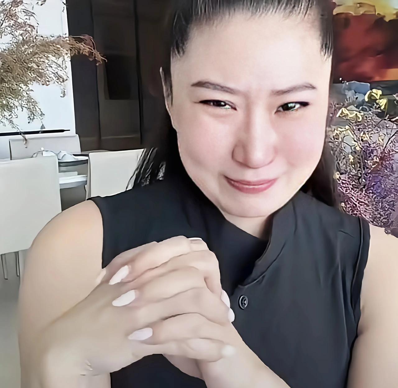 谢贤头七刚过，Coco一身黑开播瞬间破防，她自己捂眼鞠躬哽咽谢贤头七刚过，Co