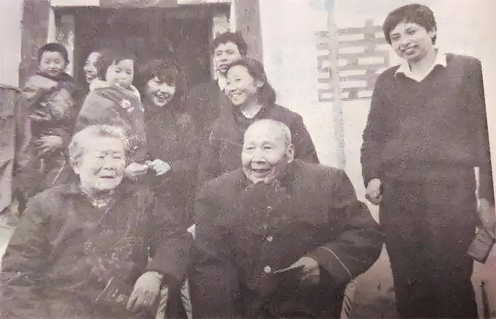 1933年，红军新婚夫妇一个月后，因国民党的围剿，彼此音信全无，50年后老妇逛菜