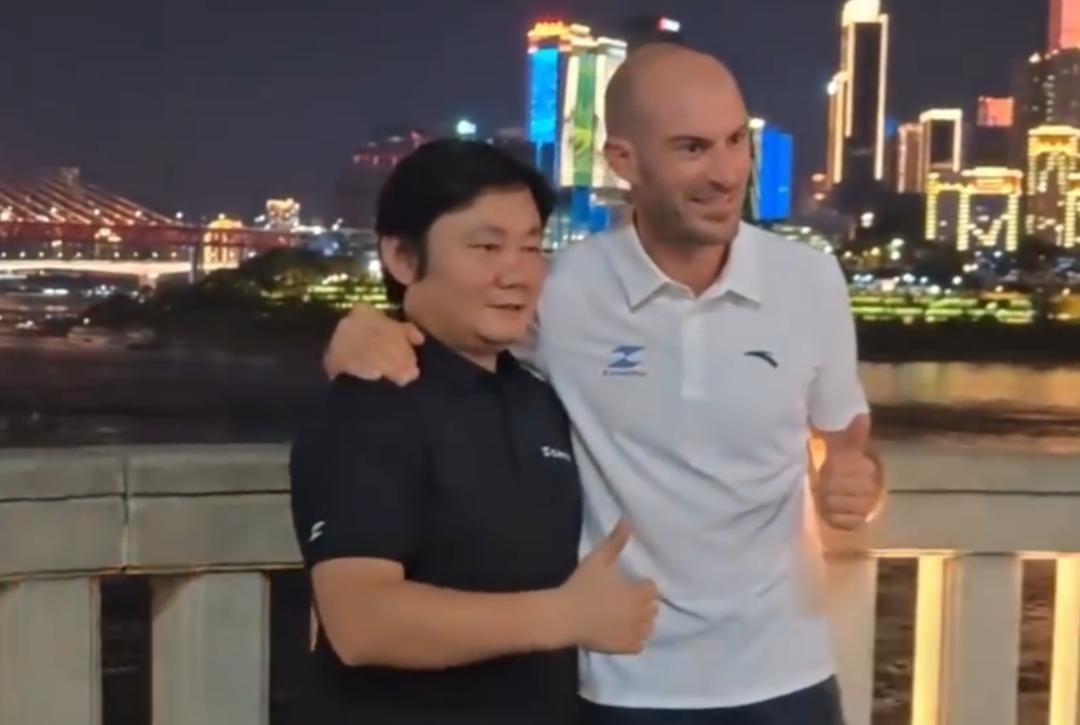 什么叫做关公面前耍大刀？看一看德比斯的重庆之行就知道了那天晚上重庆街头的一幕，