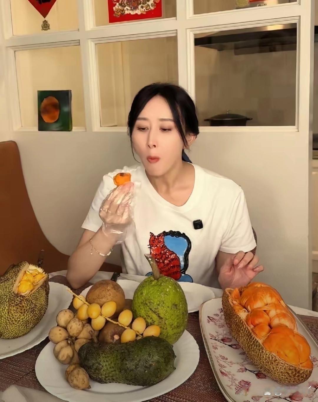 胡静这一桌子马拉西亚水果，恕我见识短，我都没见过​​​