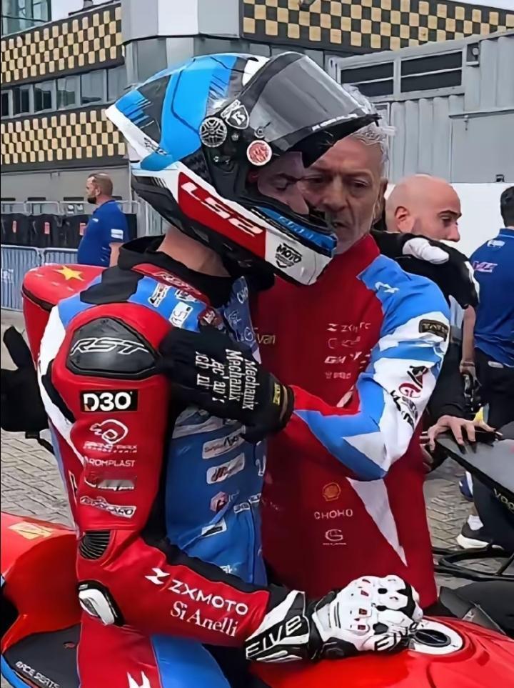 张雪机车荷兰站这一幕真的很戳人。那位白发苍苍的老爷子是车队教练，比赛一结束就冲上