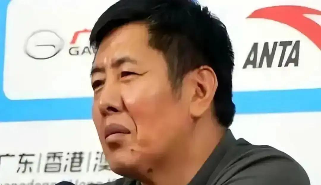 教练先救人再赢球山东丁伟一把拽住倒地的徐杰，慢放镜头里那只脚离地只差三厘米