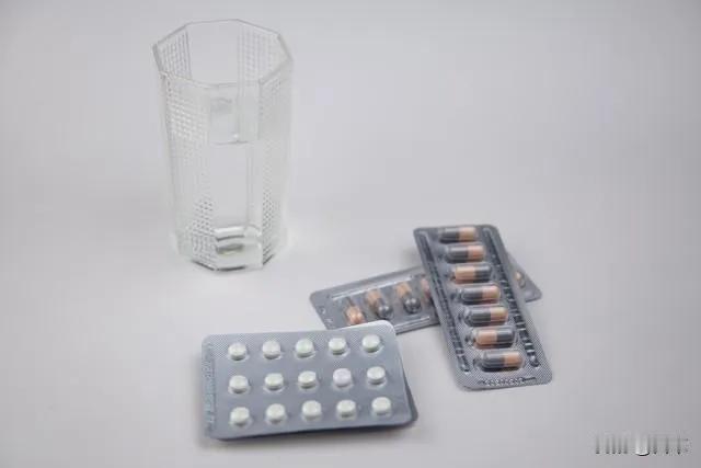 这个小药片名叫甲钴胺，不光养神经，还能防脑梗，很多人只知其一不少中老年朋友对
