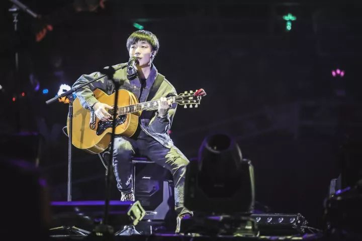 谁都没料到！一向沉默低调的赵雷，在鸟巢八万人演唱会现场，直接甩出超大人生喜讯。没有预热铺垫，没有半点