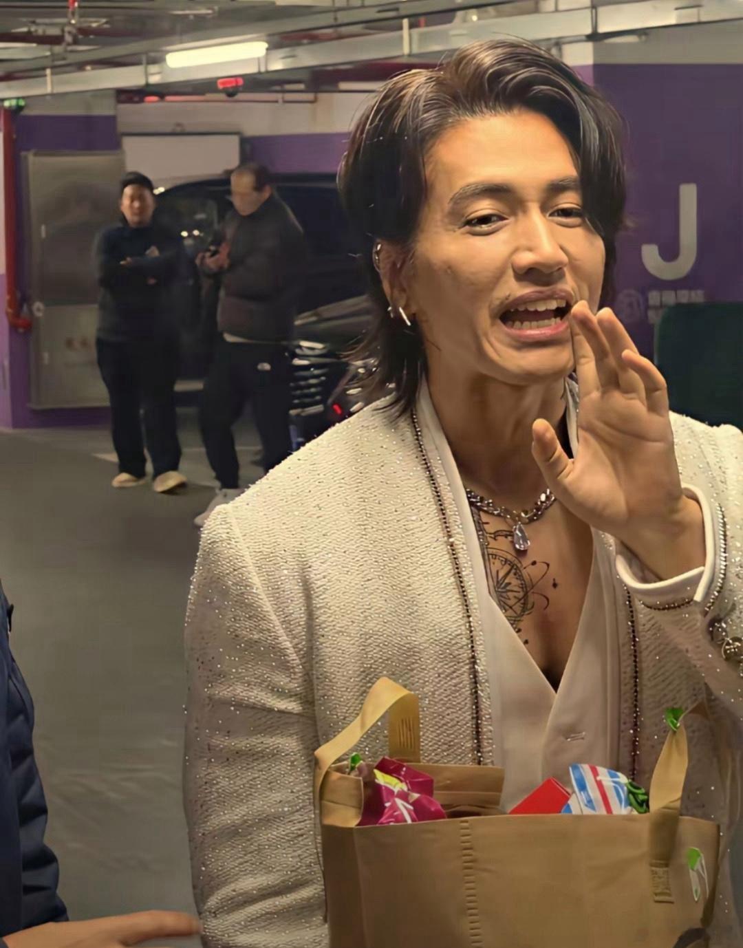 言承旭生图，其实也没有那么年轻。