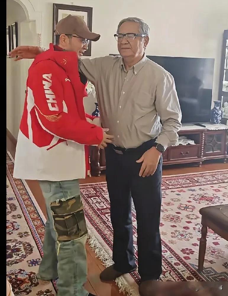 尼格买提回家过年吃烤全羊，看着温馨又普通，可谁能想到，他爸可不是一般人。