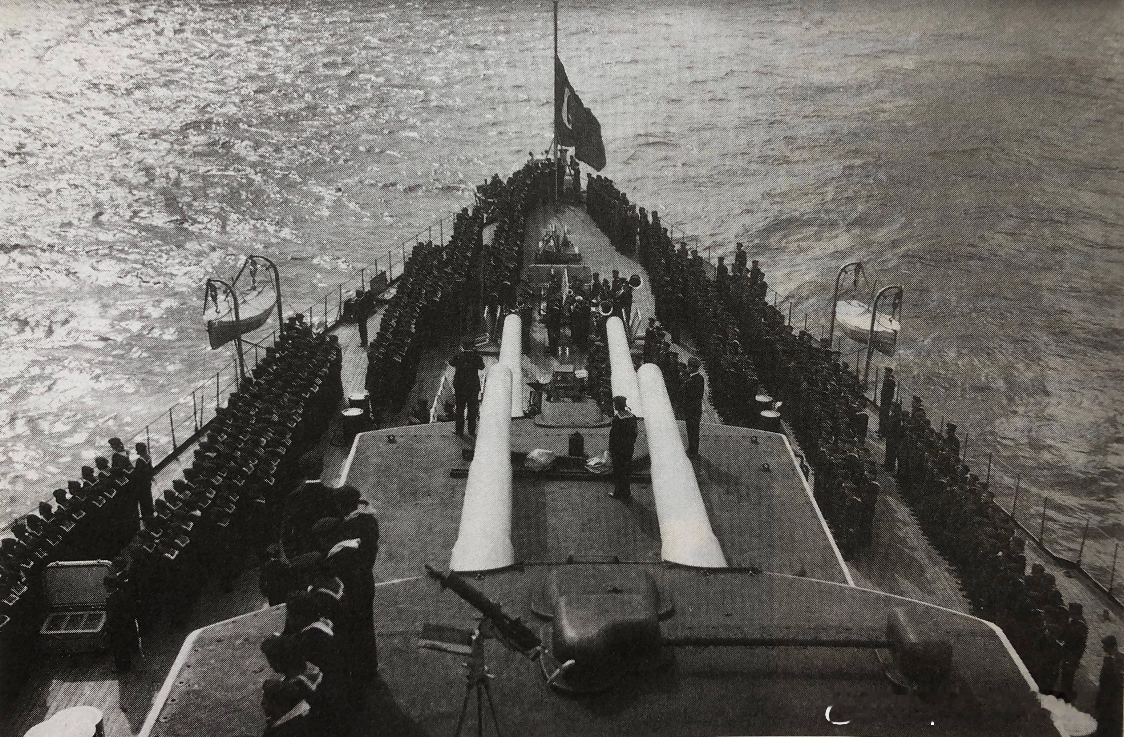 1938年11月土耳其“严君”号战列巡洋舰将穆斯塔法-凯末尔遗体运往伊兹密特，舰