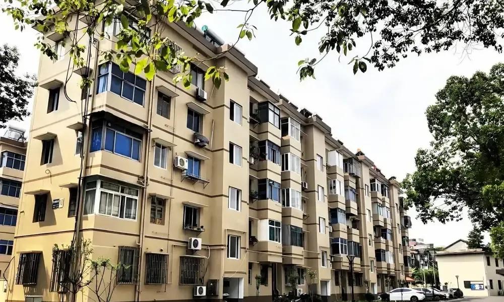 11月全国百城二手房又跌1%，中介朋友直接甩我一张截图：原价210万的房子降到1