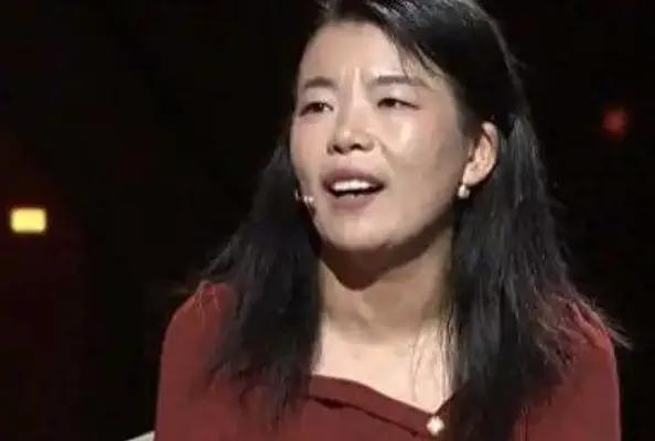1989年，山东临朐，67岁老太在路边捡回个女婴，送给这家不要，给那家也不要。老