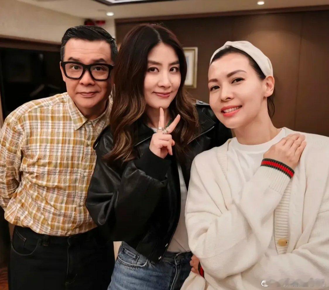 陈慧琳与雷颂德夫妇聚餐生图曝光53岁状态绝了雷颂德夫妇离港前，特意约上多年好友