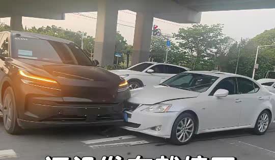 这是蔚来乐道的L90吗？车主得心疼坏了吧！上市即交付，交付即撞车！[我想