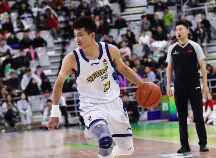 媒体人周鹏: 孙铭徽说打了这么多年球没崴过这么严重