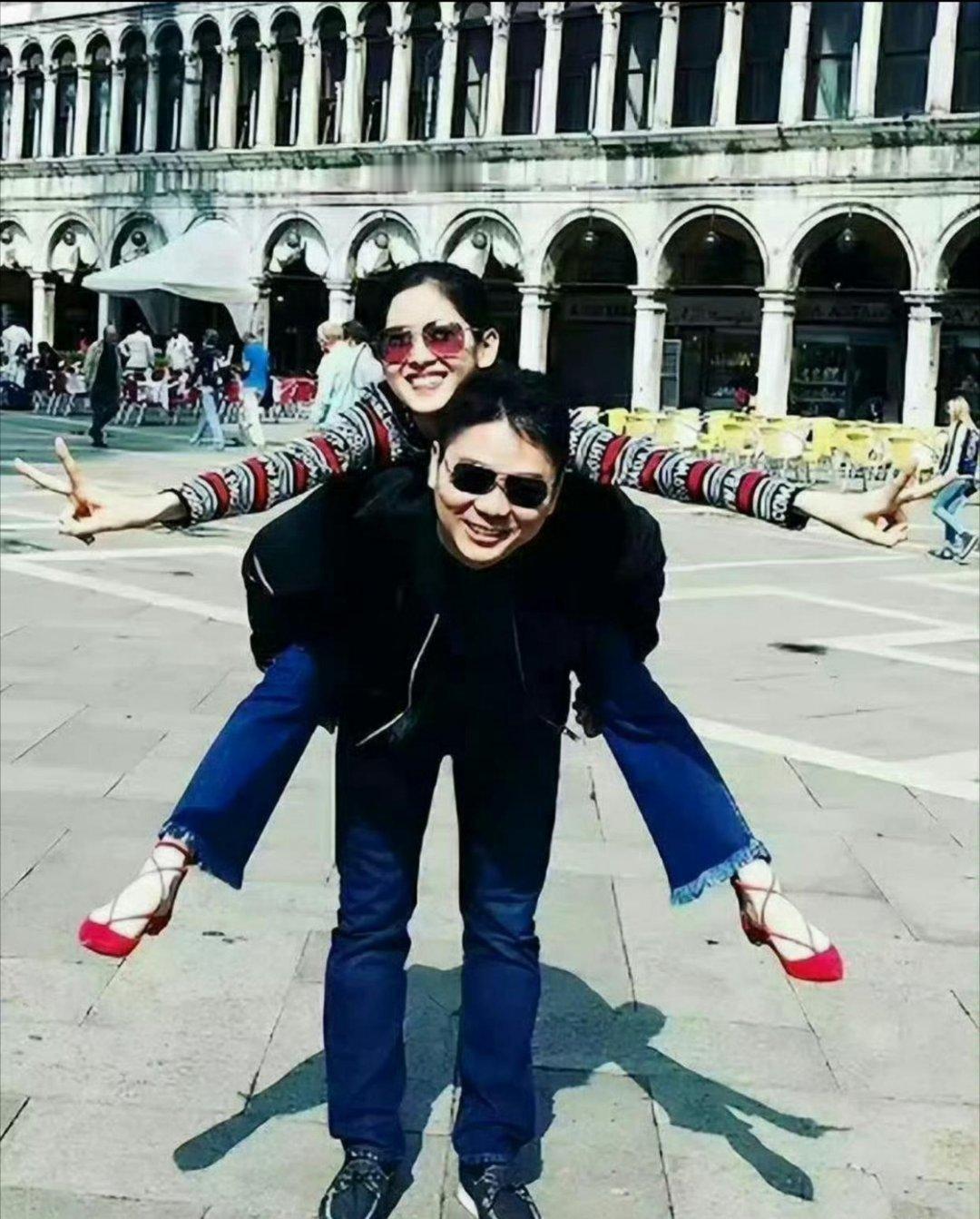 这会的刘强东三十八岁，章泽天十八岁，刚认识不久​