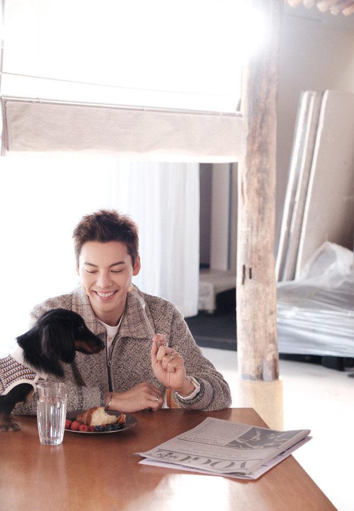 童年没得到的爱，他用最笨的方法还给儿子。港媒盯着他的行程表发现不对劲。陈伟霆