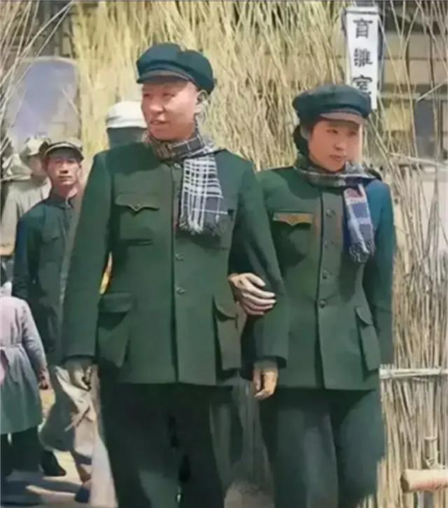 1948年，新婚不久的刘少奇与夫人王光美在河北平山视察当地土改工作时的照片。