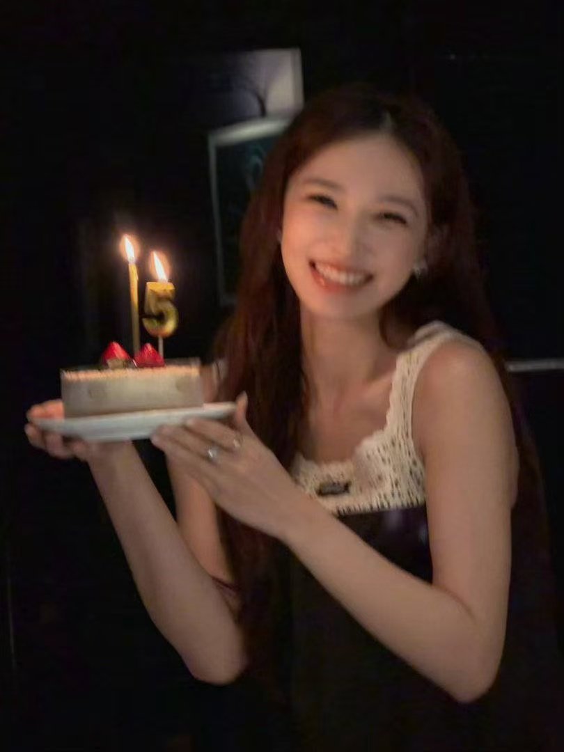 程潇今年第一个生日蛋糕是林子烨送的姐姐你的笑容太美好了~程潇林子烨提前过生日