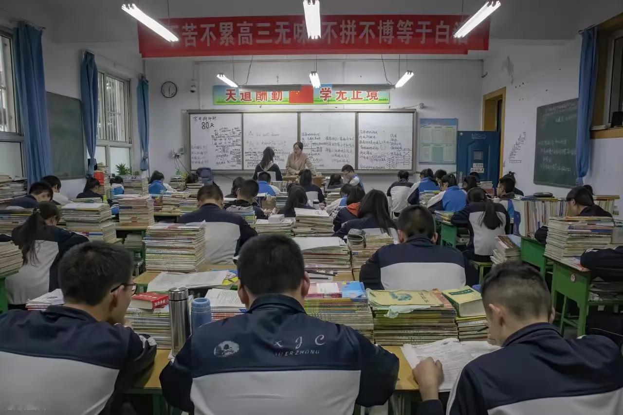 我们学校被合并了，今天，我去了离家比较远的另一所中学。同事们分到哪个学校的都有