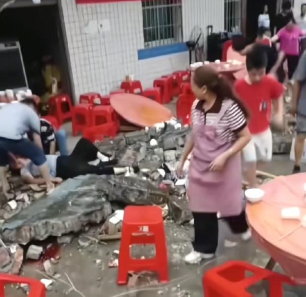“女儿墙”是什么墙？ 8月18日下午五点半，四川长宁县硐底镇新堡村，一户村民