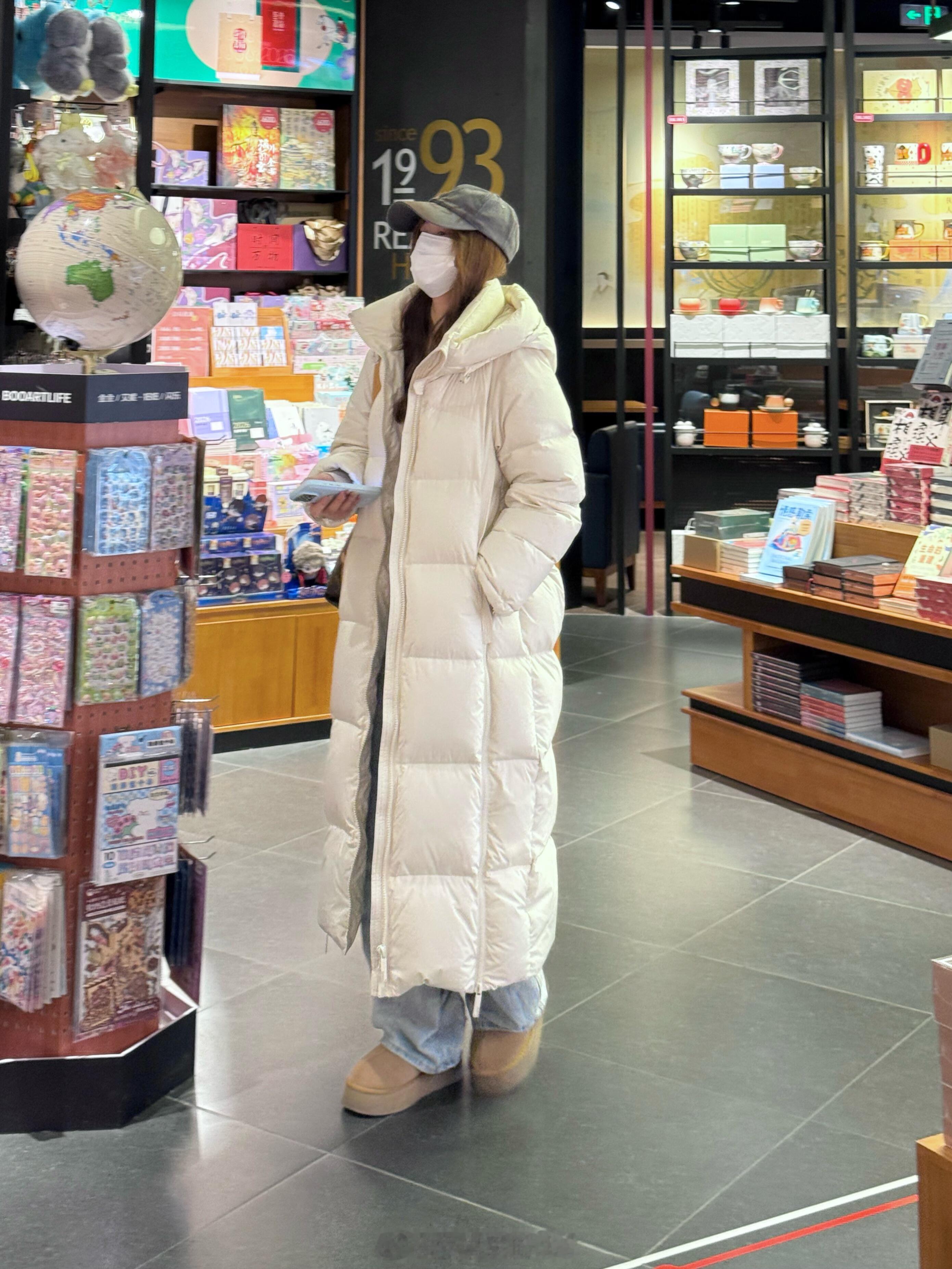 在商场被要了800次链接的白色羽绒服……穿在商场被要了800次链接的白色羽绒