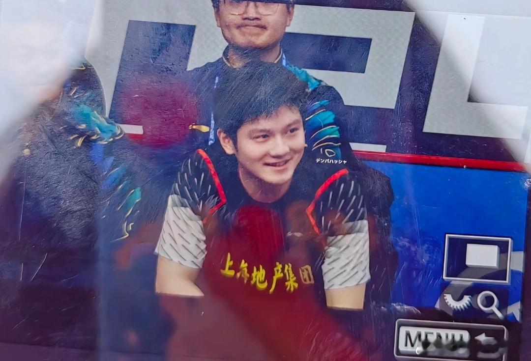 微笑时有着些许的小完美​​​
