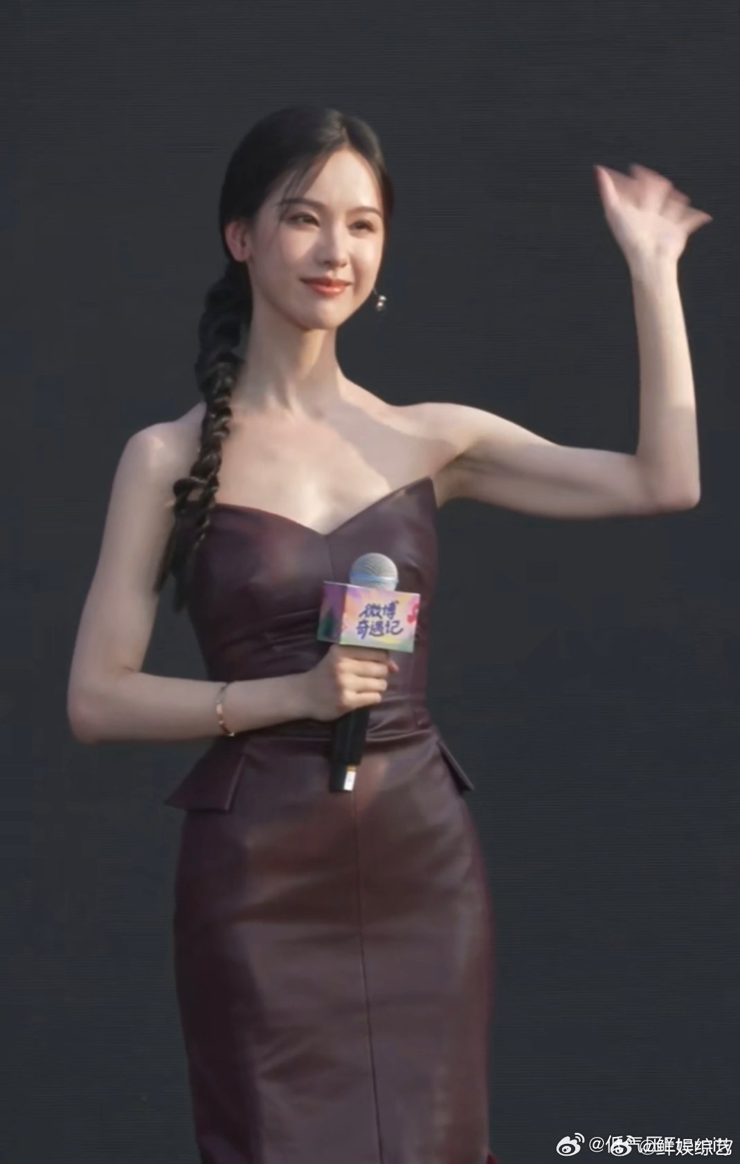 陈都灵被踩裙子一直说没关系陈都灵笑着摆手说“没关系”的样子，像春日里的微风，轻