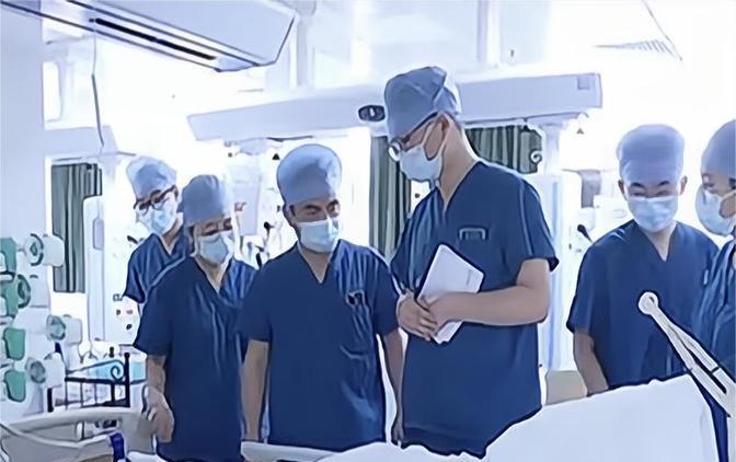 2022年，湖北一高三女生吞服了整整一瓶药物，导致“脑死亡”，不料，双亲决定捐献