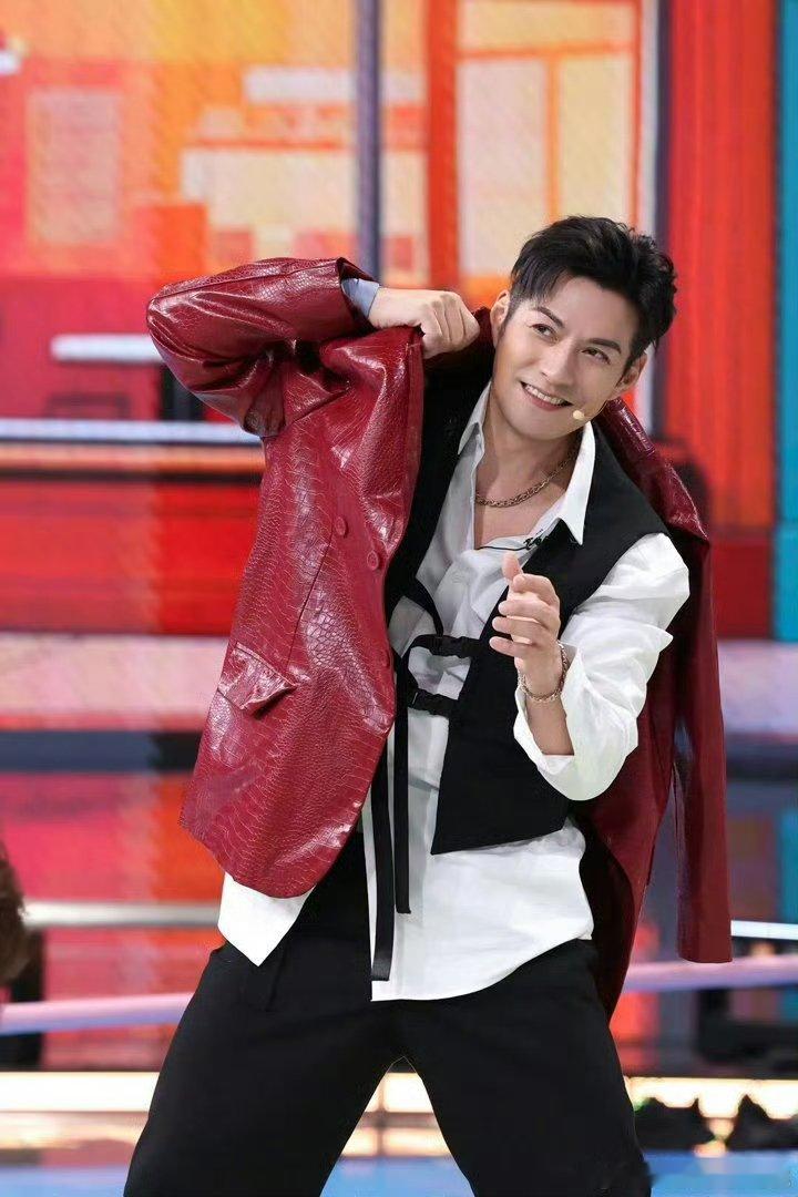 严屹宽拿显微镜追的还珠格格吧你好星期六这还原度谁看了不喊绝！严屹宽对还珠格格也