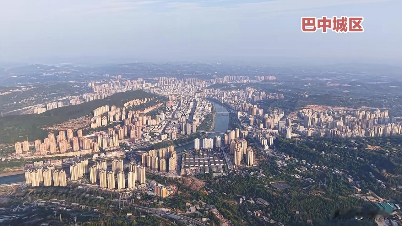 高空俯瞰巴中城区，规模还是挺大的，虽然建市比较晚，但城市发展的速度还是有目共睹的