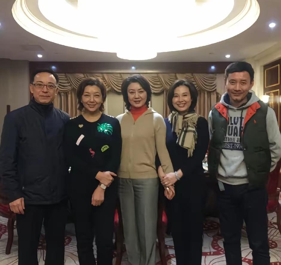 这张照片，我认出了气宇不凡的京剧表演艺术家于魁智，端庄大气的李胜素；还有最右侧的