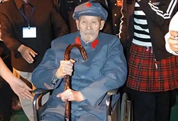 1954年新疆，王震将军握着一份干部档案，眉头紧锁。当他看到“向多本”这个名字后